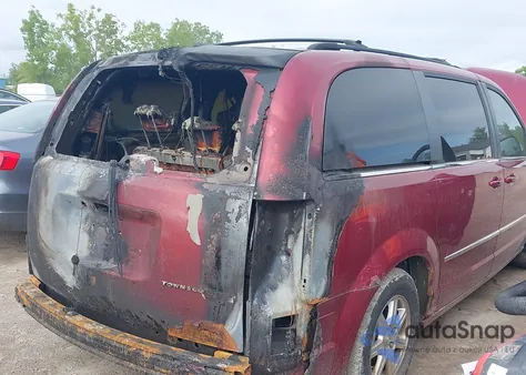 2010 Chrysler Town & Country Touring Plus из США, поврежденный, VIN 2A4RR8DX0AR422774